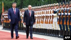Ruski predsjednik Vladimir Putin i kineski predsjednik Xi Jinping pregledaju počasnu gardu tokom ceremonije dočeka u Velikoj dvorani naroda u Pekingu, 20. maja.