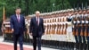 Голова Китаю Сі Цзіньпін і президент Росії Володимир Путін проходять перед вартою почесного караулу, Пекін, 20 травня 2026 року