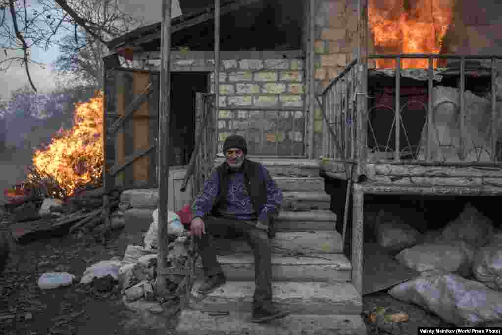 Kjo fotografi është pjesë e një serie të quajtur &ldquo;Parajsa e humbur&rdquo;. Areg qëndron i ulur jashtë shtëpisë së tij të djegur në Karegakh në Nagorno-Karabak më 25 nëntor, 2020. Disa banorë të fshatit dogjën shtëpitë e tyre përpara se të largoheshin nga zona. Kjo zonë, pas marrëveshjes së paqes, i kaloi nën kontroll Azerbajxhanit. Lajme të përgjithshme: Çmimi i parë &ndash; Valery Melnikov, Sputnik &nbsp;