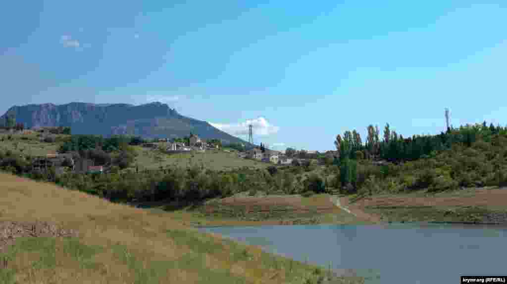 Вид на село Изобильное и Демерджи-яйлу