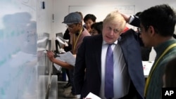 După ce Brexit a încheiat libera circulație către UE, propunerea Bruxellesului ar recâștiga parte din acele oportunități. Fostul premier britanic Boris Johnson, în vizită la departamentul de matematică al King's College London, ianuarie 2020.