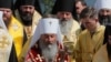 Mitropolitul Onufrie, conducătorul ramurii ortodoxe ucrainene care este afiliată Moscovei, denumită Biserica Ortodoxă Ucraineană (UOC). Aceasta este diferită de Biserica Ortodoxă din Ucraina (OCU) , care se opune Moscovei.