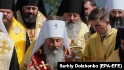 Mitropolitul Onufrie, conducătorul ramurii ortodoxe ucrainene care este afiliată Moscovei, denumită Biserica Ortodoxă Ucraineană (UOC). Aceasta este diferită de Biserica Ortodoxă din Ucraina (OCU) , care se opune Moscovei.