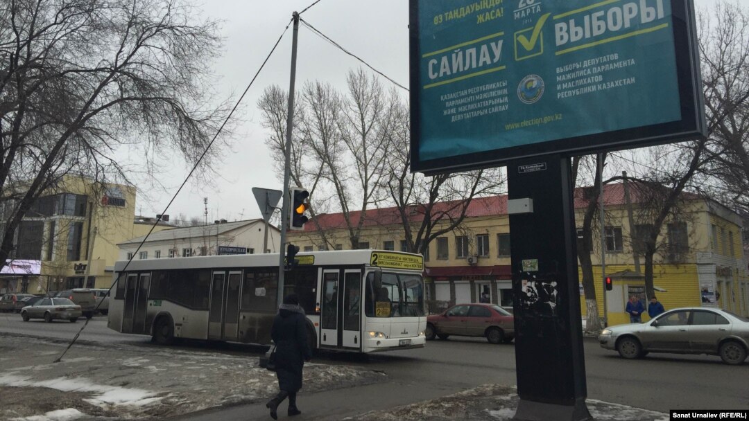 Предвыборный билборд на улице города. Уральск. Иллюстративное фото. 