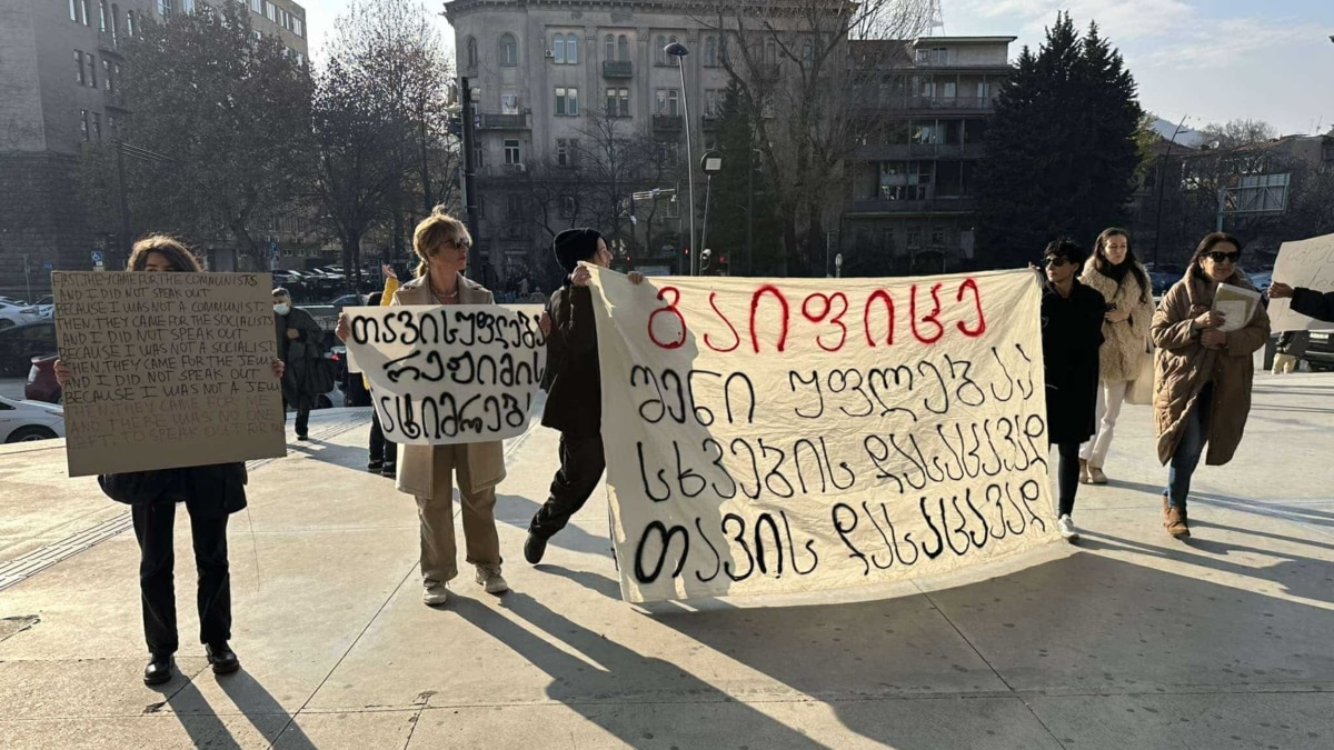 სანაპიროზე, იუსტიციის სახლთან საპროტესტო აქცია იმართება