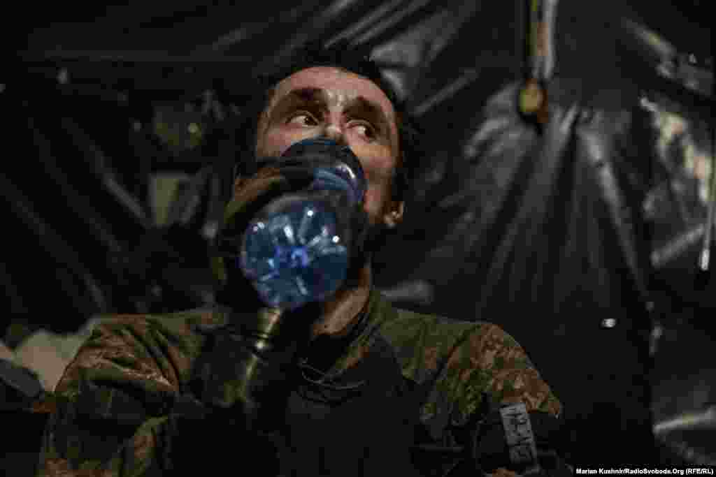 Саме вихід і є найбільшою проблемою.– Був у Білицькому на позиціях. Майже три місяці. Виходили і почув вибух, і я – поранений. Наклали турнікет і пішли далі.– Яка там ситуація у Білицькому?– Що я вам скажу. Все погано. 31-го вивели і йшов до позиції. Переночували одну ніч, мали виходити, але не вийшло, бо зв’язок поганий був. Переночували другу ніч і тоді вийшли. Вчора прийшли в Добропілля. Там переночували. Йшли 17-ть кілометрів за день. І сьогодні прийшли сюди.– Що вам найважче в дорозі було?– Дрони.– Що вас тримало?– Те, що мої рідні в безпеці. У мене є три сестри, два племінники, мама, вітчим, бабусі, дідусі. Вони там собі спокійно живуть, а я обороняю їх