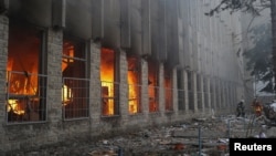 Пожарникари гасят печатница, пострадала от руски ракетен удар в Харков.
