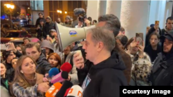 დავით დოიაშვილმა თეატრთან შეკრებილ მხარდამჭერებს მიმართა.