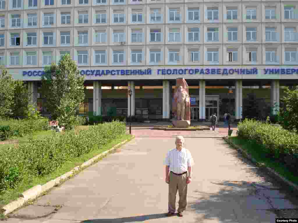 Навоий тоғ-кон металлургия комбинати кадрлар бўлими собиқ бошлиғи Леонид Лошаков Россия давлат геология қидирув университети биноси олдида. Леонид Лошаков мазкур институтни 1980 йилда қизил диплом билан тугатган.&nbsp; 