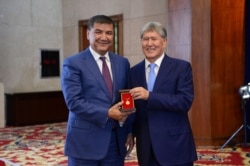 Брат Раимбека Матраимова Искендер Матраимов (слева) и бывший президент Киргизии Алмазбек Атамбаев