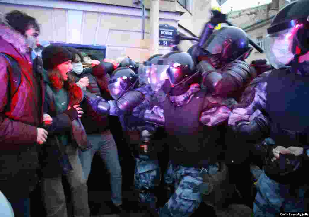 Поліцейські б&rsquo;ють протестувальників кийками на набережній Мойки в Петербурзі