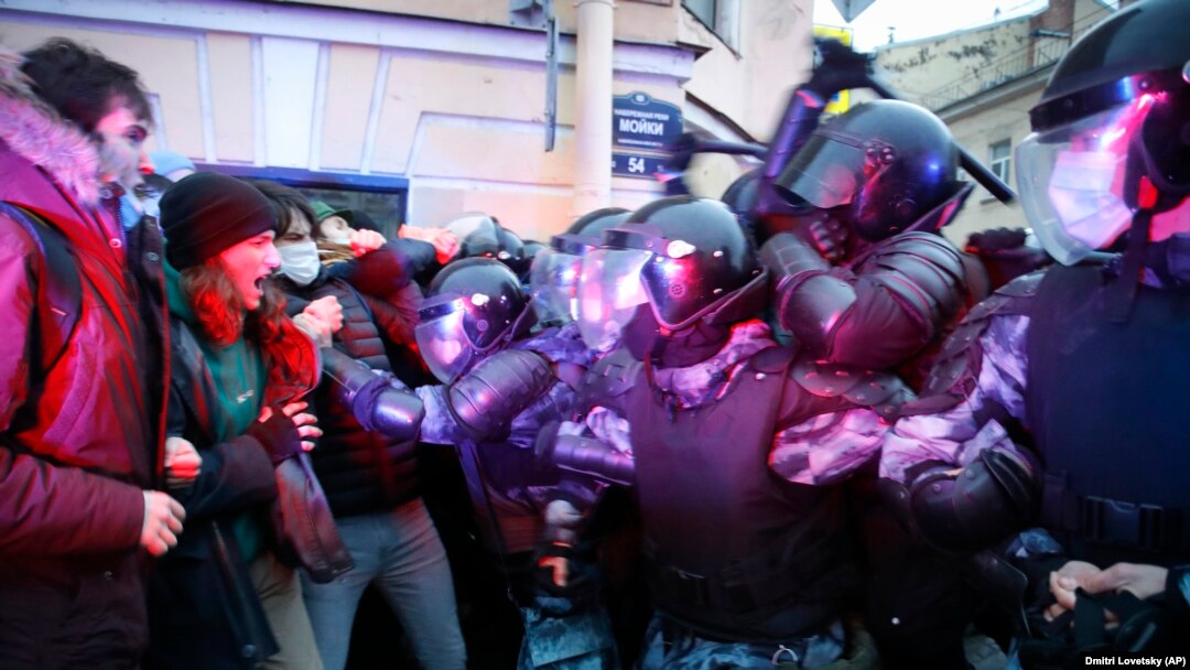 Сблъсък между полицията и протестиращите в Санкт Петербург
