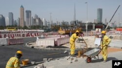 Muncitori străini pe un șantier din Dubai (EAU) în aprilie 2017. Ca și alți muncitori migranți, inclusiv unii moldoveni, în alte părți ale lumii, ei își acoperă singuri taxele de angajare.