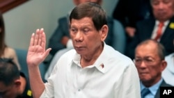 Duterte depunând jurământul la o anchetă în Senat privind așa-numitul război împotriva drogurilor, pe 28 octombrie 2024, la Manila.