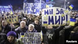 Один із попередніх проукраїнських мітингів у Донецьку, 5 березня 2014 року 