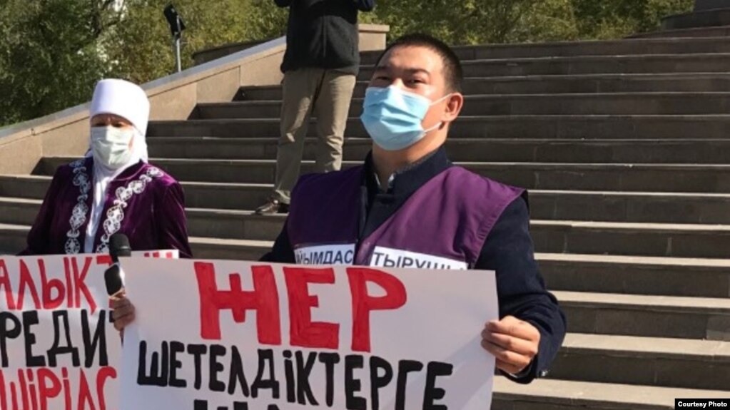 Активист Темиртас Нагиметуллаев на митинге в Караганде в сентябре 2020 года
