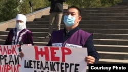 Активист Темиртас Нагиметуллаев на митинге в Караганде в сентябре 2020 года
