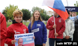 Санкт-Петербург, флешмоб активістів «Молодої гвардії Єдиної Росії» (МГЄР) на честь дня народження Путіна, 2026 рік