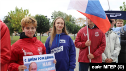 Санкт-Петербург, флешмоб активистов "Молодой гвардии Единой России" (МГЕР) в честь дня рождения Путина, 2026 год