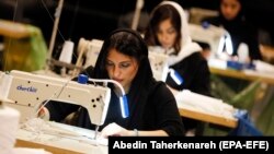 Eýranda meýletin gorag masklaryny dikýän sungat işgärleri.