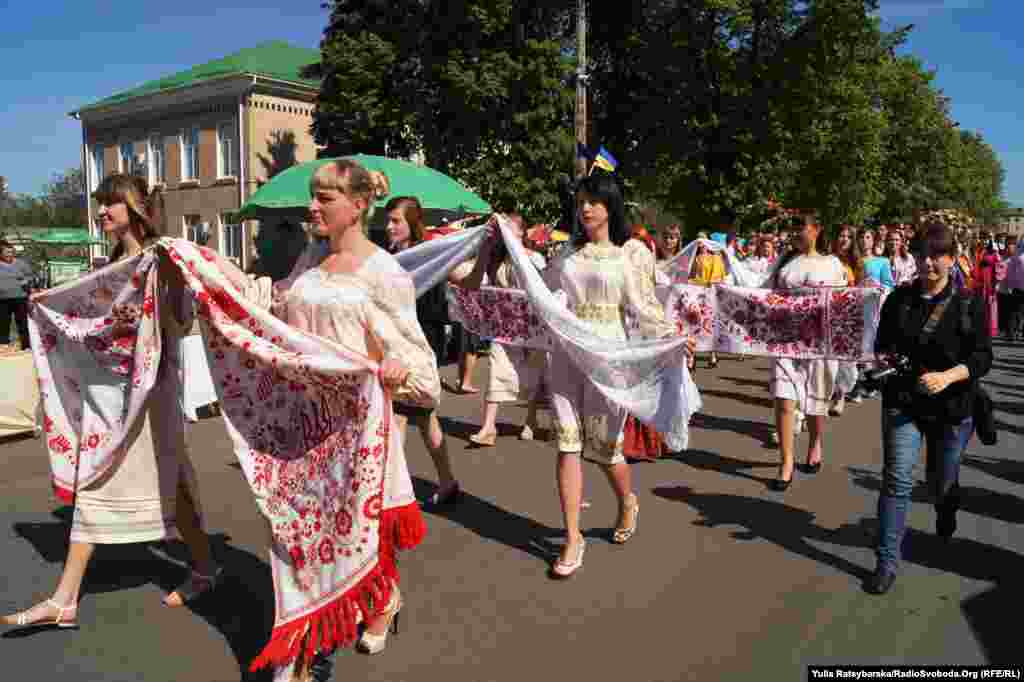 Дівчата несли рушники, створені місцевими майстринями народної вишивки, зокрема, великий 20-тиметровий рушник, виконаний в різноманітних техніках. Вони поклали квіти до пам&rsquo;ятника Тарасу Шевченку та разом виконали гімн України