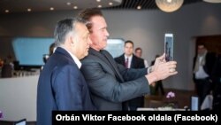 Orbán Viktor egy közös képet készít Arnold Schwarzeneggerrel 2017-ben.