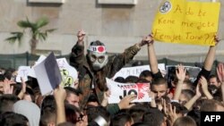 Демонстранти протестують проти знищення сирійської хімічної зброї перед будівлею прем’єр-міністра Албанії в Тирані, 15 листопада 2013 року