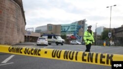 Огороженная полицейскими территория Manchester Arena, где прогремел взрыв. Манчестер, 23 мая 2017 года.