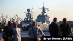 Кораблі КНР, пришвартовані біля Набережної лейтенанта Шмідта в Санкт-Петербурзі