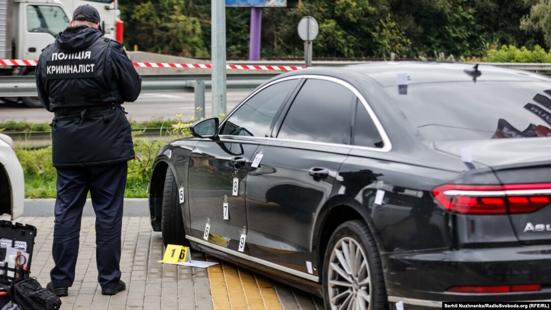 За словами Хоменка, по автомобілю Шефіра здійснили близько 18 пострілів із лісопосадки