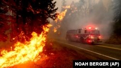 Fresno környékén küzdenek tűzoltók a Creek Fire elnevezésű hatalmas bozóttűzzel.