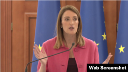 Președinta Parlamentului European, Roberta Metsola, vorbind la o conferință de presă comună cu președinta moldoveană Maia Sandu, pe 7 noiembrie 2027, la Chișinău 