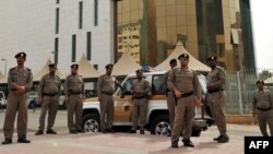 Риёд шаҳридаги Саудия полицияси ходимлари.