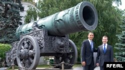 Barack Obama şi Dmitry Medvedev în faţa tunului Ţarului