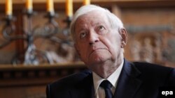 Helmut Schmidt la ceremonia decernării 'Preis des Westfaelischen Friedens 2012' la primăria din Münster, în septembrie 2012