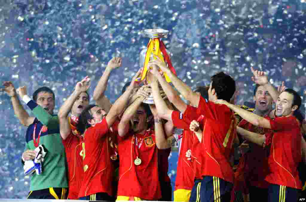 Spain wins Euro 2008. - Spanish players hold the trophy as they celebrate winning after the Euro 2008 championships final soccer match versus Germany, Vienna, 29 June 2008 