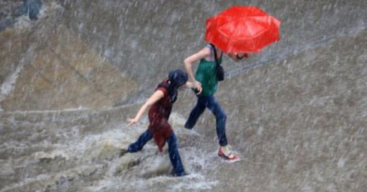 Күйеуі желідегі қарыздары үшін әйелінен бас тартты Шұлықтағы жетілген брюнеткамен порно