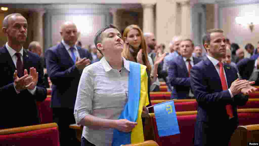 Nadia Savcenko iese la tribună să-și țină discursul