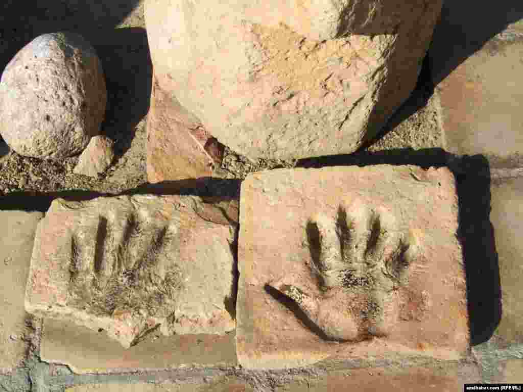 Mawzoleýiň ýanynda jaýlanan merhumlaryň el yzlary diýip aýdylýar