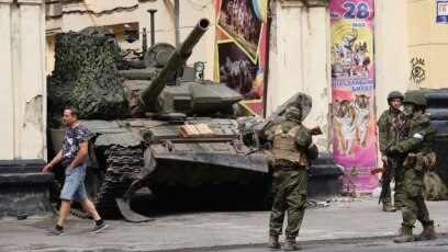 Танк в воротах Ростовского цирка
