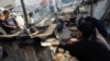 Palestinieni strămutați de ofensiva israeliană, într-o tabără de corturi din Gaza City, luni, 18 august 2025. 