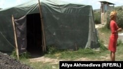 Репатриантка Нурдана Куанбай, стоит возле своей палатки. Талдыкорган, 29 июня 2012 года. 