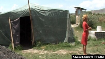 Әйелі мен көршісі қарап тұр Әйелі мен көршісі қарап тұр