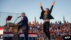 Elon Musk sare pe scenă în timpul unui miting electoral al lui Donald Trump. Pennsylvania, 5 octombrie 2024.