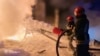 آتش‌نشانان اوکراینی در تلاش برای خاموش کردن حریق ناشی از حملات موشکی روسیه