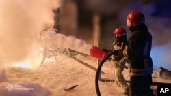 Zjarrfikësit duke e shuar zjarrin në rajonin Ivano-Frankivsk, Ukrainë, 27 prill 2024.