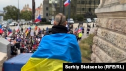 Мітинг у Празі з вимогою зняти український прапор на будівлі Національного музею, Прага, Чехія, 17 листопада 2024 року
