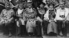Тлинкиты в церемониальных нарядах для потлача, 1904 год. Фото из фонда Государственной библиотеки Аляски