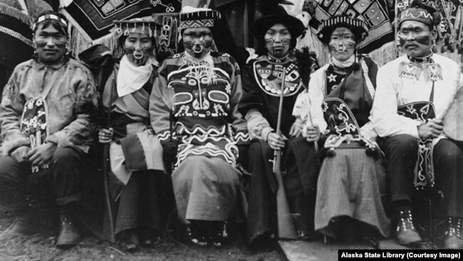 Тлинкиты в церемониальных нарядах для потлача, 1904 год. Фото из фонда Государственной библиотеки Аляски