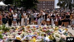ხალხს ყვავილები მიაქვს მსხვერპლთა პატივსაცემად სიდნეის ბონდი-ბიჩის იმ ნაწილში, სადაც შეიარაღებული თავდასხმა მოხდა
